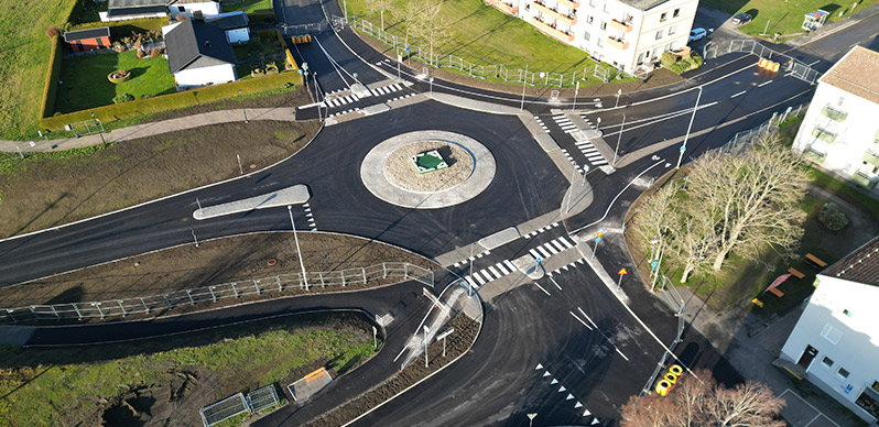 Drönbild som visar cirkulationsplatsen i korsningen Tians väg och Ågatan 