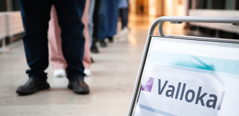 Personer i kö på väg att rösta i valet
