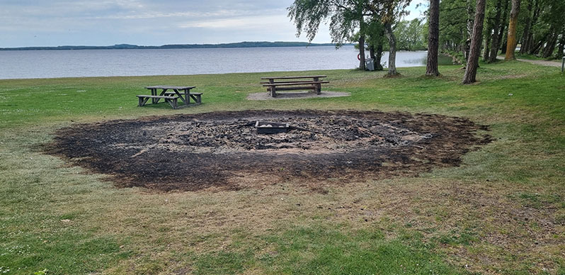 Grillplatsen vid Strandängens badplats förstörd av brand