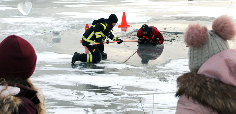 Räddningstjänsten lär barn säkerhet på is