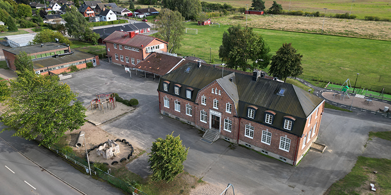 Drönarbild som visar Gualövs skola och skolgård