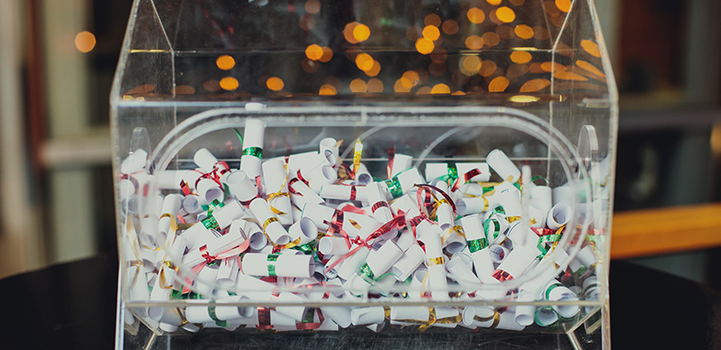 Genomskinlig box med numrerade papperslappar