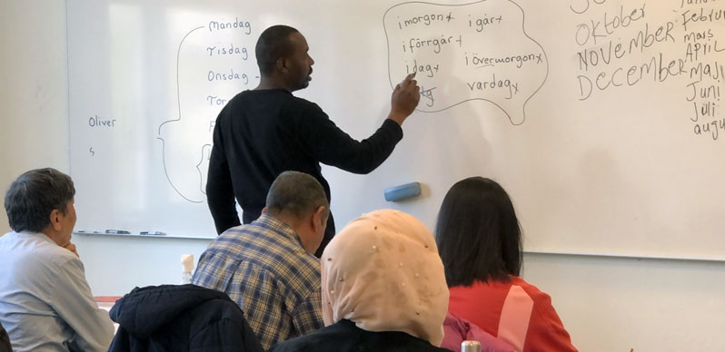 På SFI läser elever från olika länder svenska På SFI läser elever från olika länder svenska