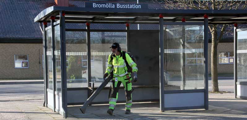 Nu rensar vi busshållplatsområdet