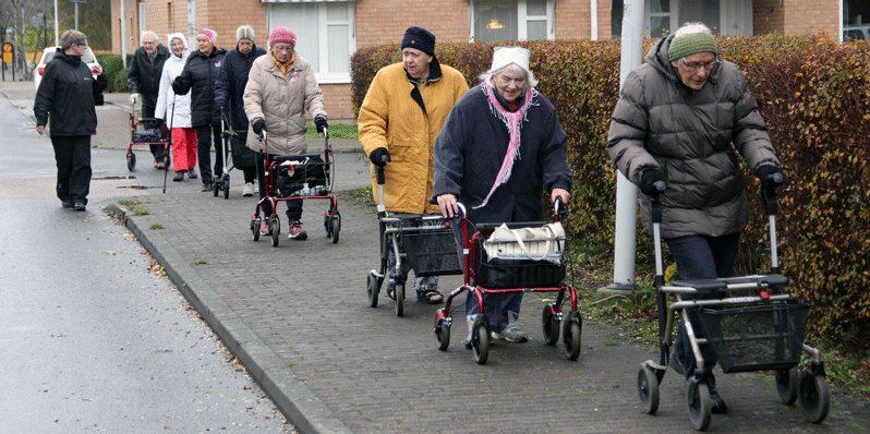 Äldre på promenad genom Bromölla.