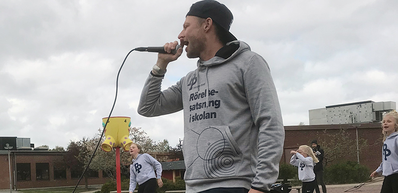 Rörelsesatning i skolan. Pidde P sjunger.