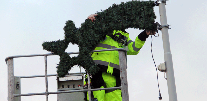 Julbelysningen på väg upp