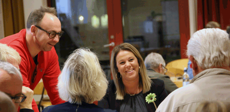 Foto: Bromölla kommun Boende i diskussion med Anders Wanstadius, chef för tillväxt och utveckling, och kommunalråd Jenny Önnevik (S).