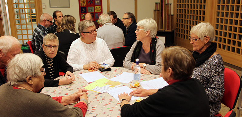 Bromölla tätort 2016 Diskussion kring ett av borden när det anordnades byaträff för boende i Bromölla tätort.
